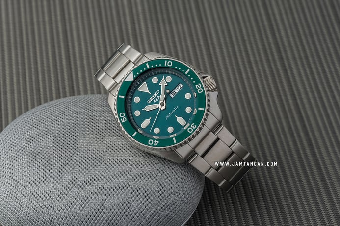 Seiko 5 Sports SRPD61K1 5KX SKX Sports Style Automatic Green Dial Stainless Steel Strap