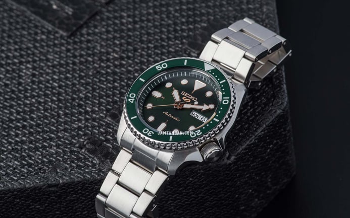 Seiko 5 Sports SRPD63K1 SKX Sports Style Automatic Green Dial Stainless Steel Strap