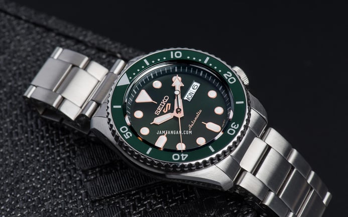 Seiko 5 Sports SRPD63K1 SKX Sports Style Automatic Green Dial Stainless Steel Strap
