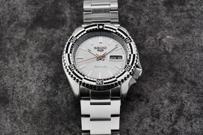 Seiko 5 Sports SRPK09K1 SKX Sports Style Rally Driver Silver Dial St. Steel Strap Special Edition
