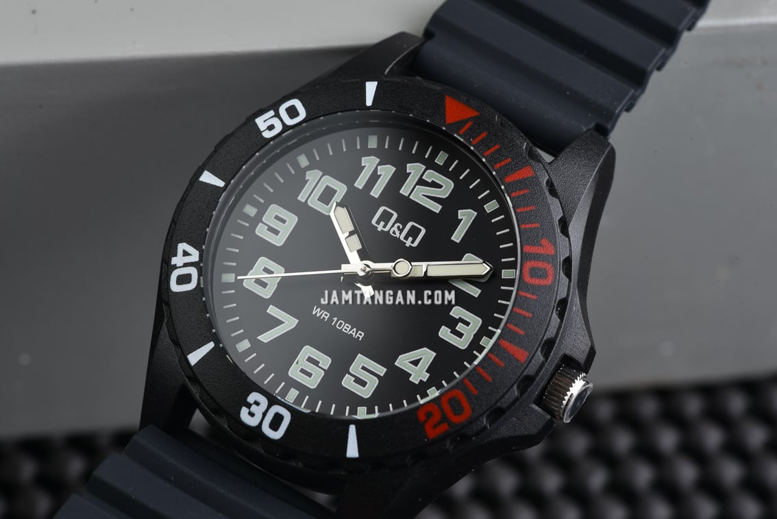 Q&Q VS26J004Y terjangkau untuk penggemar jam tangan warna hitam yang manly